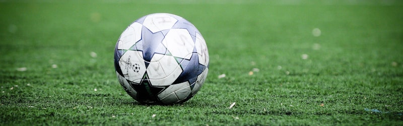 个人球迷在客厅使用平板电脑观看世界杯 - 舒适的家庭观赛